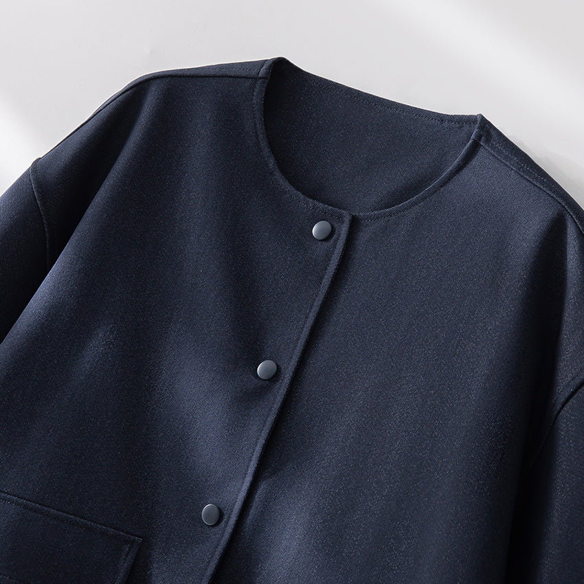 Women's short jacket with round neck, boxy silhouette and flap pockets Mune Fashion