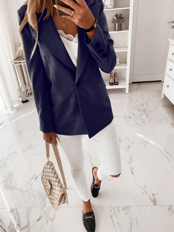Women’s long blazer with single-breasted button placket, tailored fit, and soft shoulder pads Drune