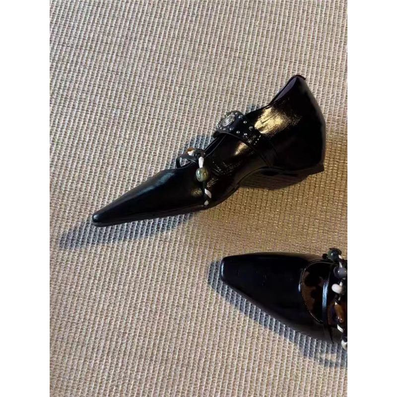 Ladies elegant square mules with low block heel, decorative strap and pearl application Mune Fashion