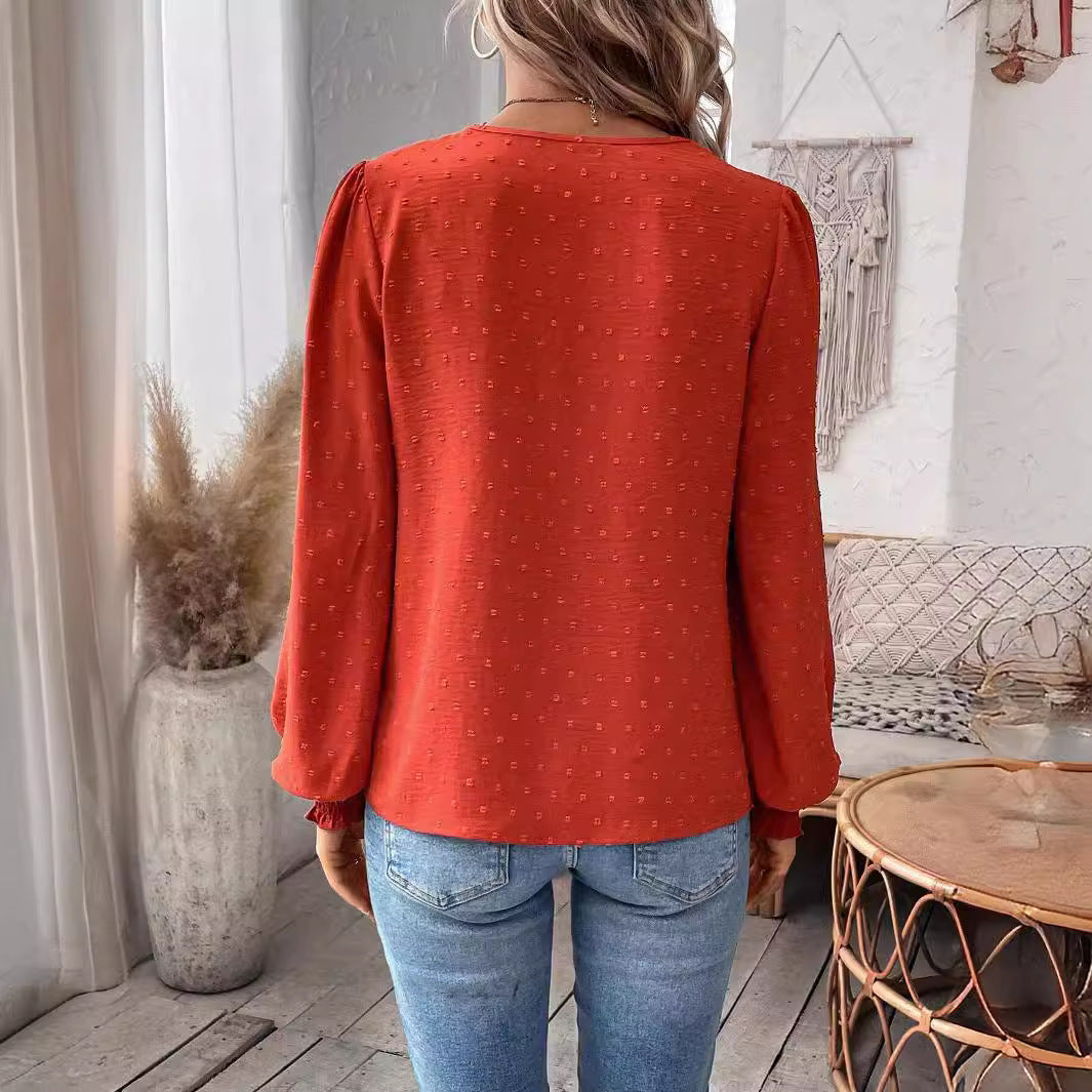 Women’s blouse with lace plastron, V-neck and balloon sleeves Mune Fashion