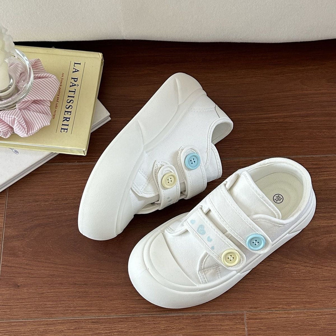 Women's sneakers with colored button details and flexible design Mune Fashion