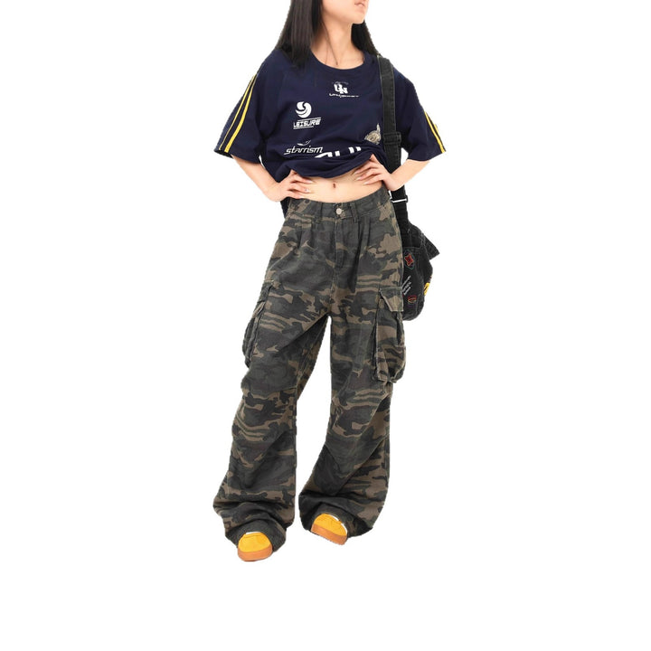 Women's cargo pants with wide leg and camouflage pattern