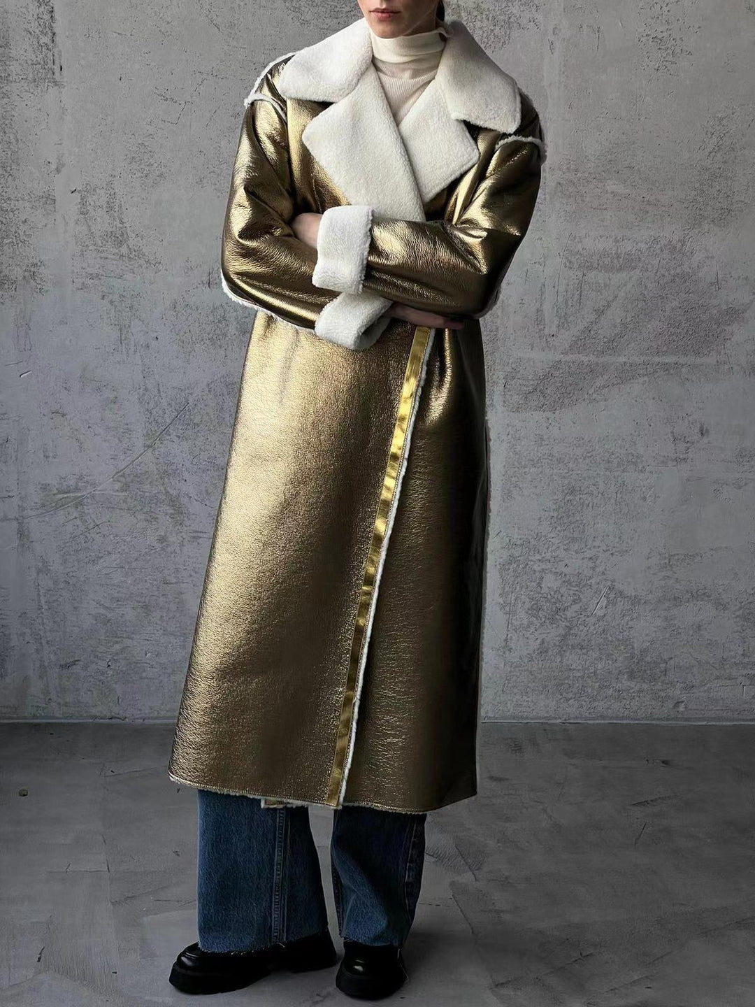 Women's longline coat made of metallic material with teddy lining and dropped shoulder Mune Fashion