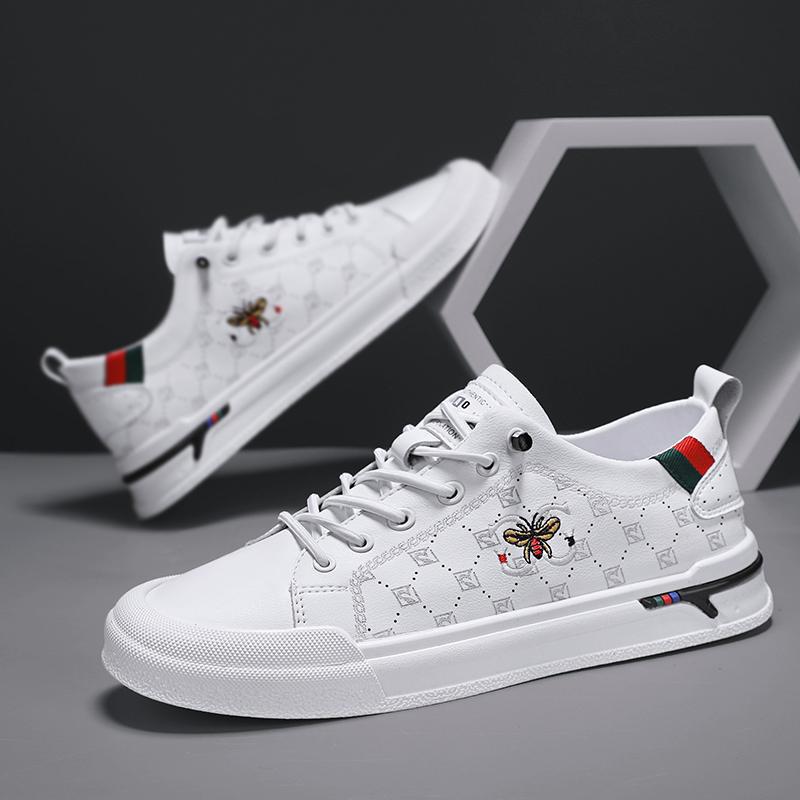 Men's Elegant Low-Top Sneaker made of synthetic leather with embroidered bee application Mune Fashion