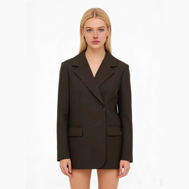 Women's tailored wool blend blazer with structured shoulder, single-breasted button placket and flap pockets Mune Fashion