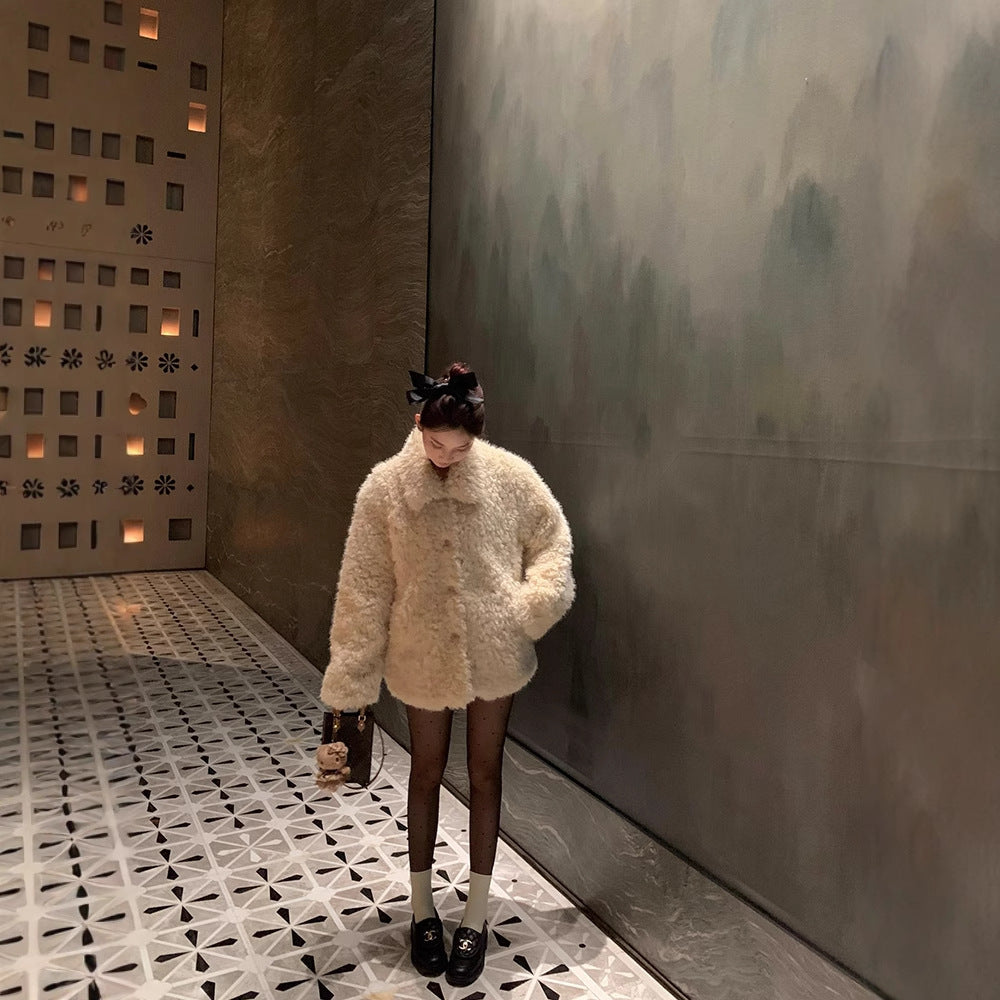 Women's Short Fur Teddy Coat with Large Collar and Boxy Oversize Silhouette Mune Fashion