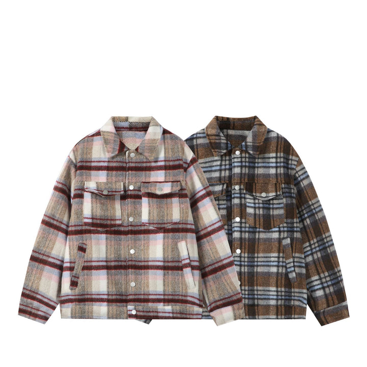 Women's short-cut checked overshirt jacket made of wool mix with snap button front and flap pockets.