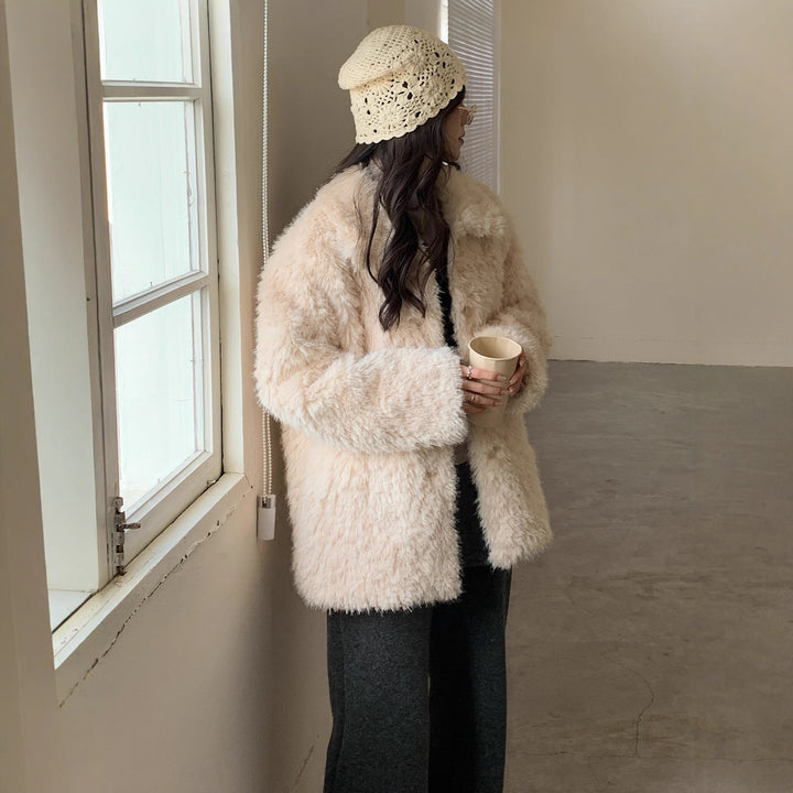 Women Fluffy Teddy Coat made of Faux Fur with Shirt Collar and Boxy Silhouette Mune Fashion