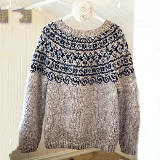 Women's gray marled round neck sweater with circular jacquard yoke and ribbed hem Mune Fashion