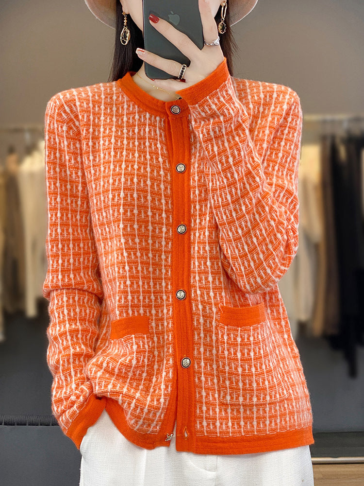 Women's knitted cardigan in bouclé-grid pattern with round neck, decorative button placket, and patch pockets Mune Fashion