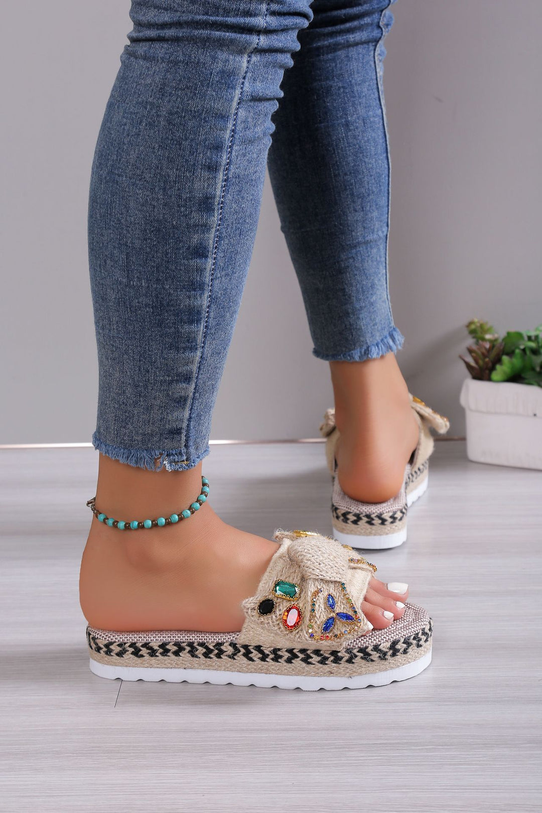 Women hand-decorated knitted mule with crystal-embellished bow strap and woven platform sole Mune Fashion
