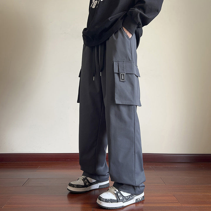 Men's cargo pants with a wide fit and practical side pockets