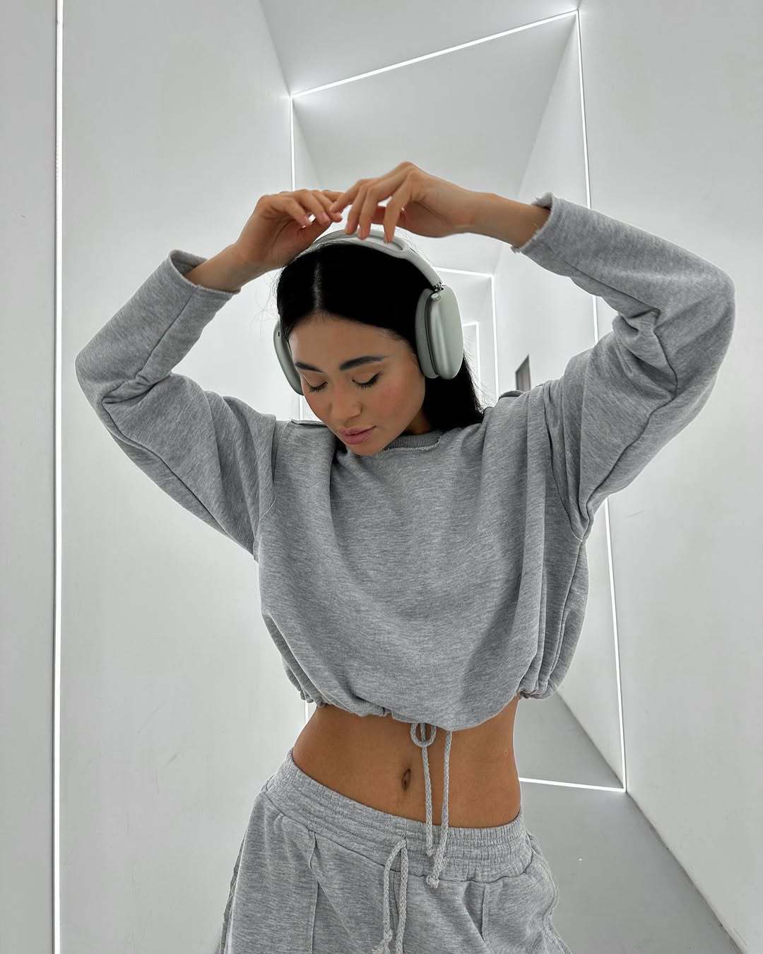 Women's Short Drawstring Sweatshirt with Ribbed Hem and Casual High-Waist Jogging Pants Mune Fashion