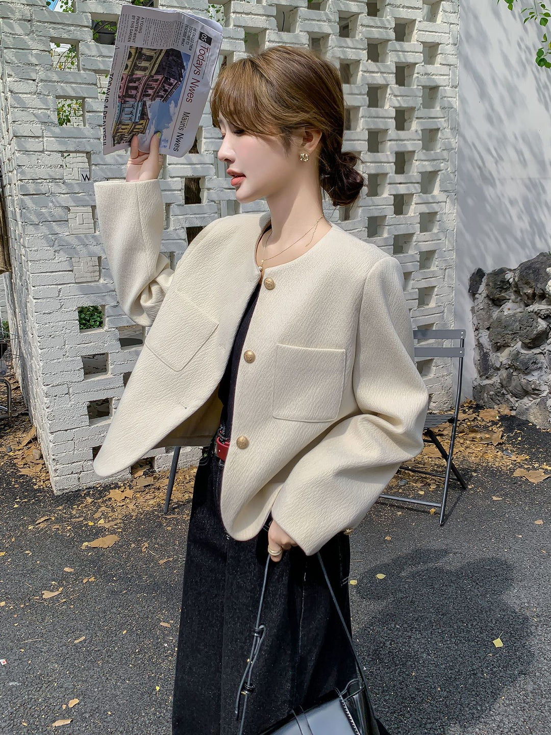 Women's short blazer with round neckline, textured fabric and golden buttons Mune Fashion
