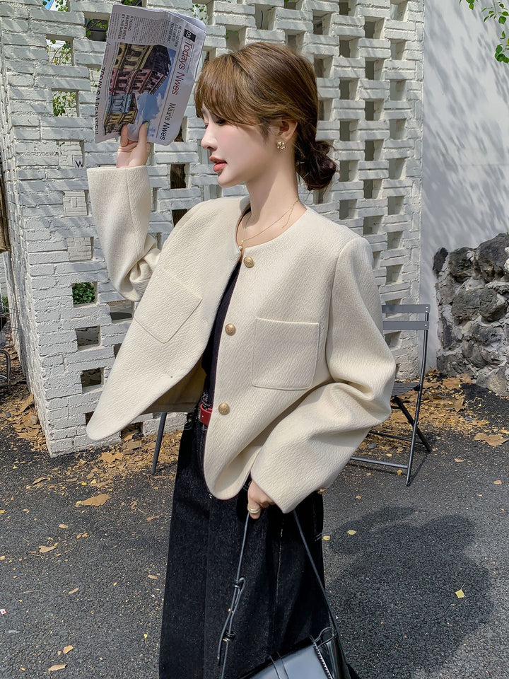 Women's short blazer with round neckline, textured fabric and golden buttons Mune Fashion