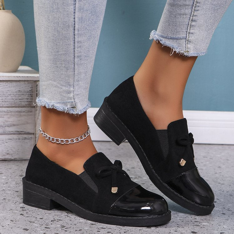 Damen Lack- und Wildlederslipper mit Zierschleife und niedrigem Blockabsatz Mune Fashion