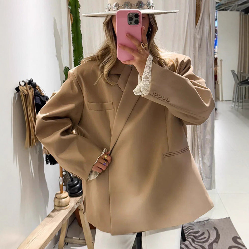 Women's oversized blazer with boxy silhouette, concealed closure and flap pockets Mune Fashion