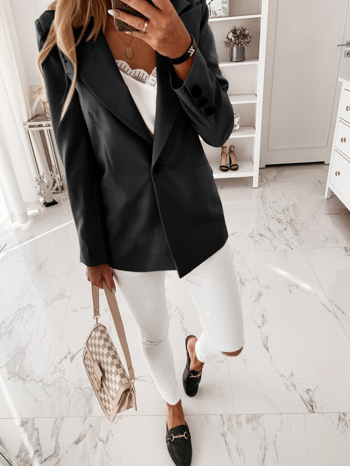 Women’s long blazer with single-breasted button placket, tailored fit, and soft shoulder pads Drune