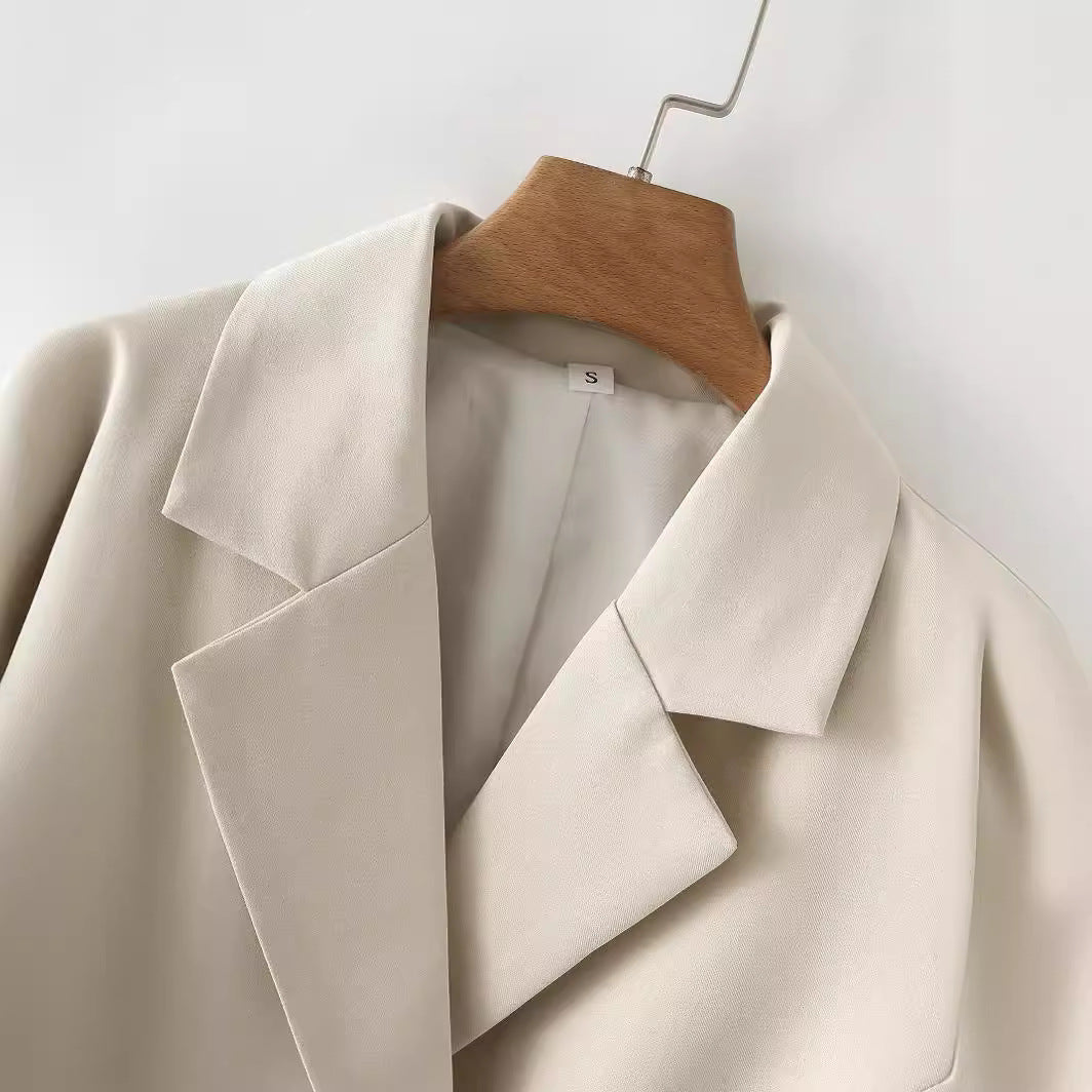 Women's lightweight double-breasted blazer made of textured crepe with flap pockets and defined waist shape Mune Fashion