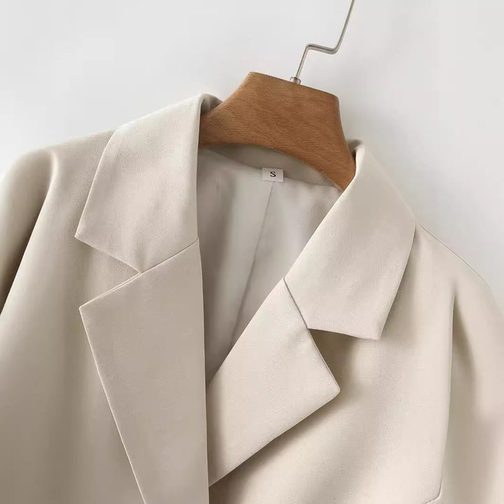 Women's lightweight double-breasted blazer made of textured crepe with flap pockets and defined waist shape Mune Fashion