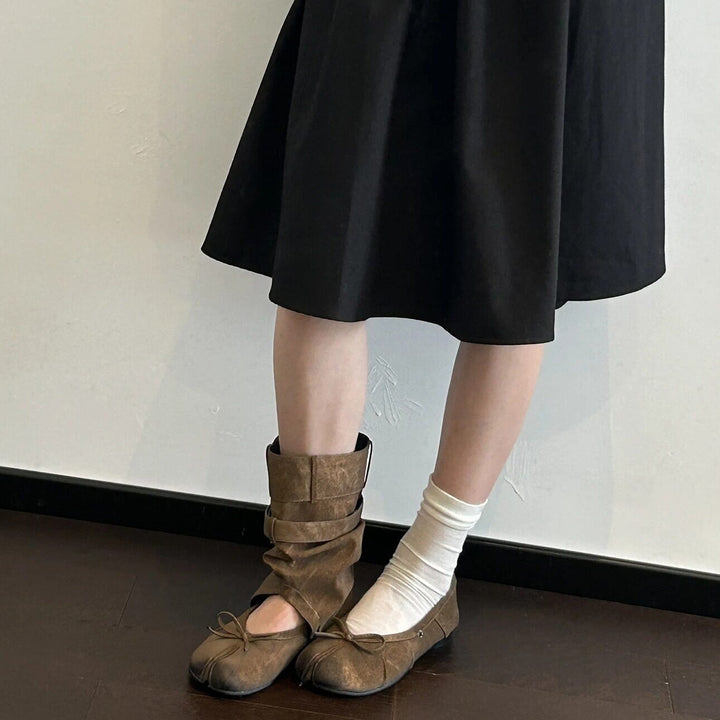 Women's Tabi-inspired suede ballet flats with toe cap seam and bow detail Mune Fashion
