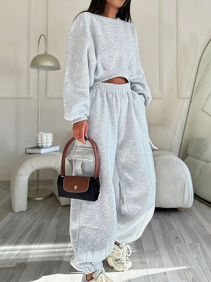 Women's comfortable cropped sweat set with oversized pullover and high-waist cargo jogger Mune Fashion