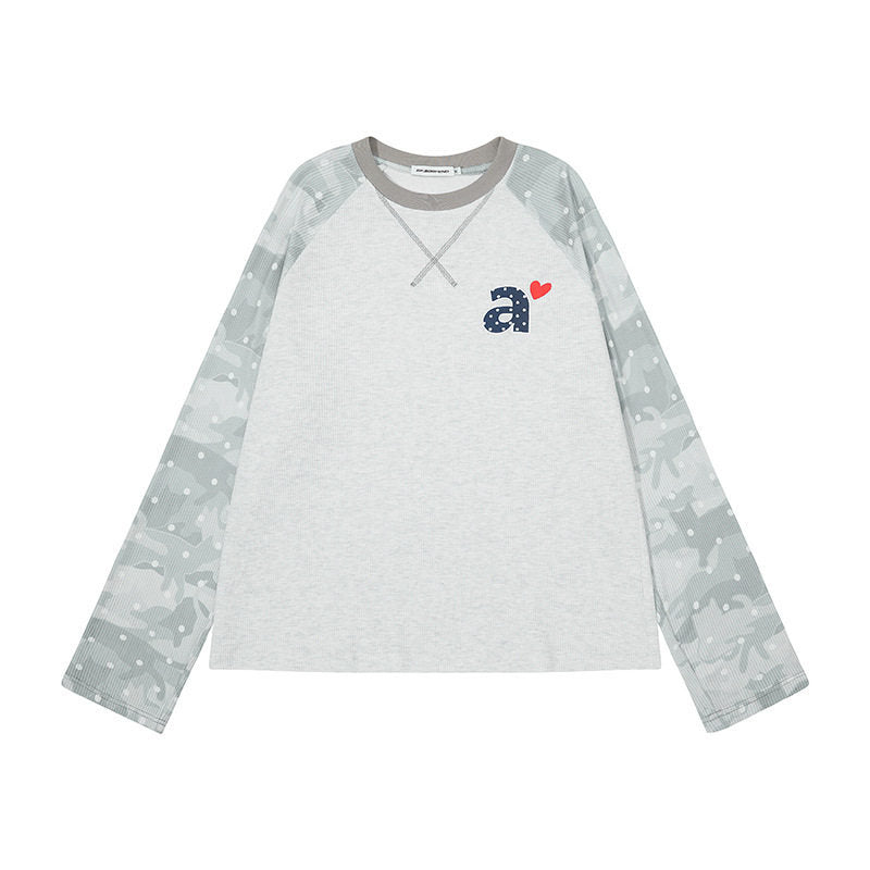 Women's long sleeve shirt with raglan sleeves, camouflage print and heart initial Mune Fashion