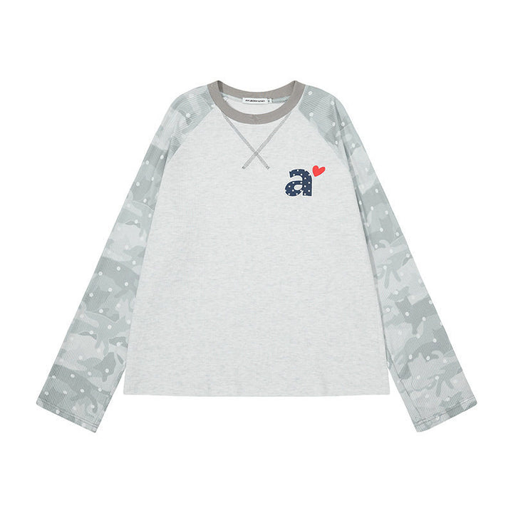 Women's long sleeve shirt with raglan sleeves, camouflage print and heart initial Mune Fashion