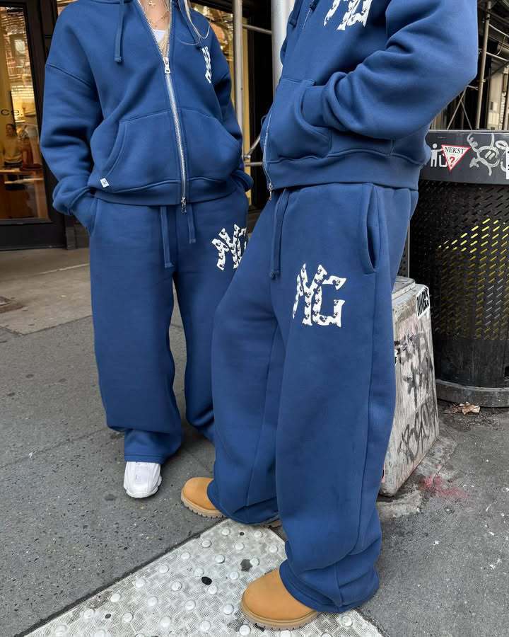 Unisex oversized hooded sweatshirt jacket with two-way zipper and logo application Mune Fashion