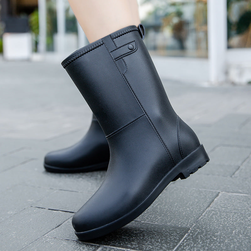Women's mid-height seamless rain ankle boots made of flexible full rubber with a grippy tread sole Mune Fashion
