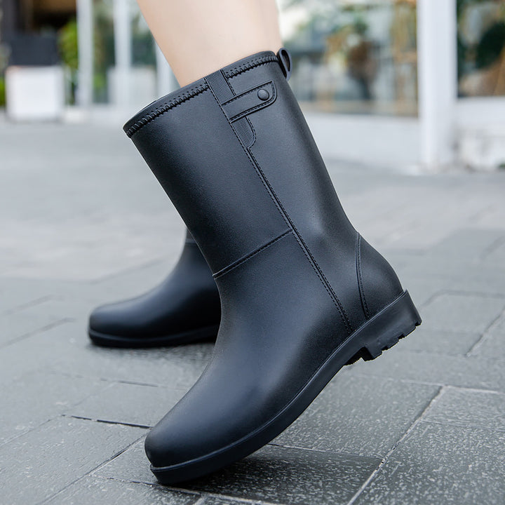 Women's mid-height seamless rain ankle boots made of flexible full rubber with a grippy tread sole Mune Fashion