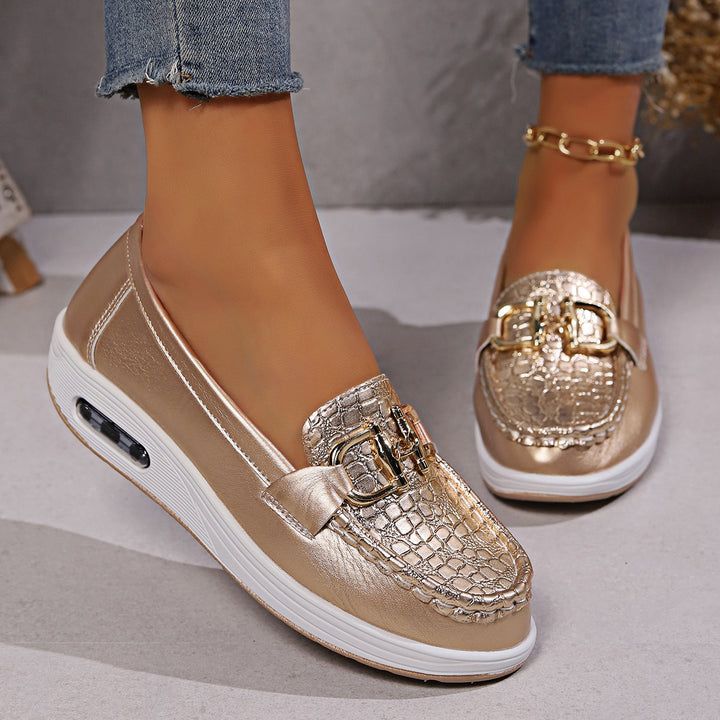 Women's fashionable platform slipper loafer with crocodile embossing, padded comfort insole, and gold decorative chain Mune Fashion