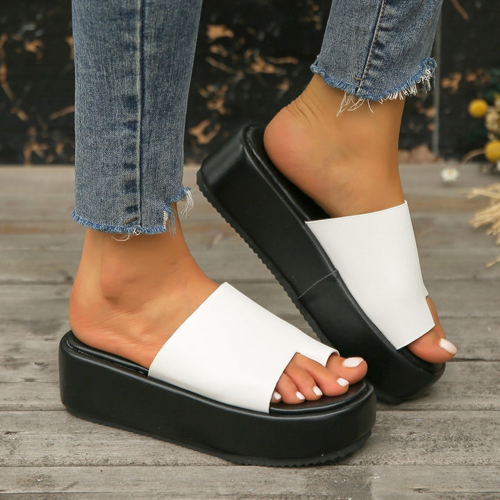 Ladies' platform slide with central toe cut-out, padded comfort insole and non-slip profile sole Mune Fashion