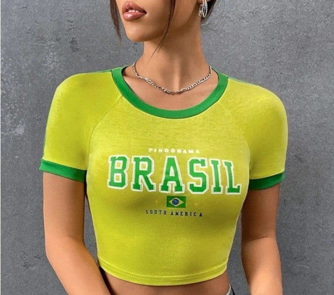 Women's fitted short-cut fan crop shirt with contrast collar and embroidered flag patch Mune Fashion