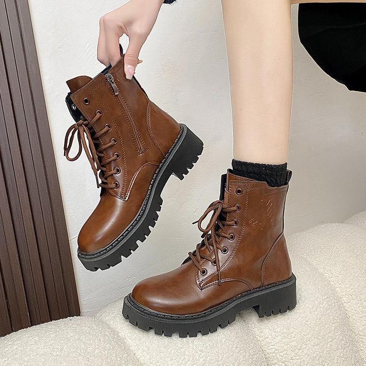 Women's ankle high combat boots in patent leather look with sturdy tread sole and side zipper Mune Fashion