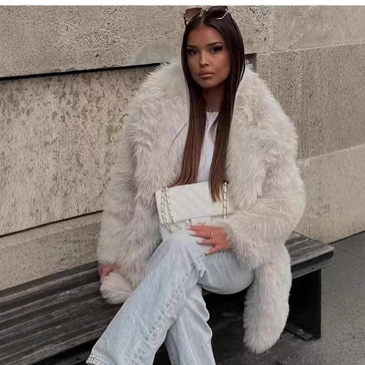 Ladies short jacket made of voluminous high-pile faux fur with oversized silhouette Mune Fashion