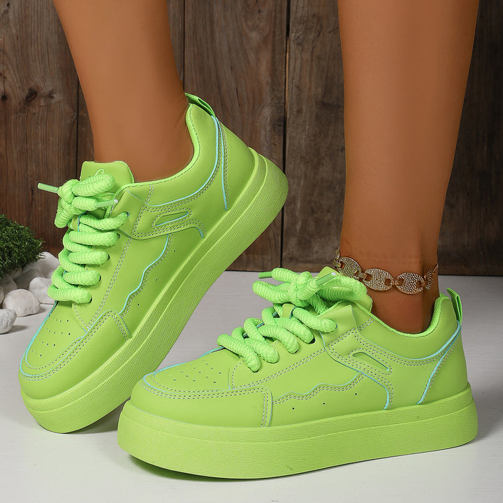 Women's platform sneaker with thick sole, oversized laces, and padded ankle area Mune Fashion