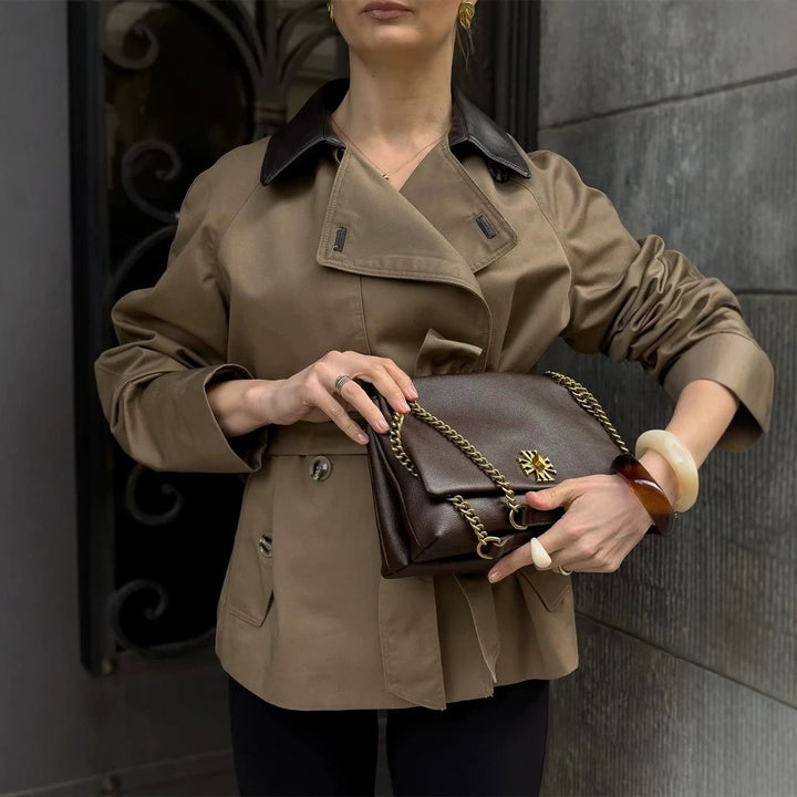 Women's short trench coat with tailored silhouette, tie belt and contrast collar Mune Fashion