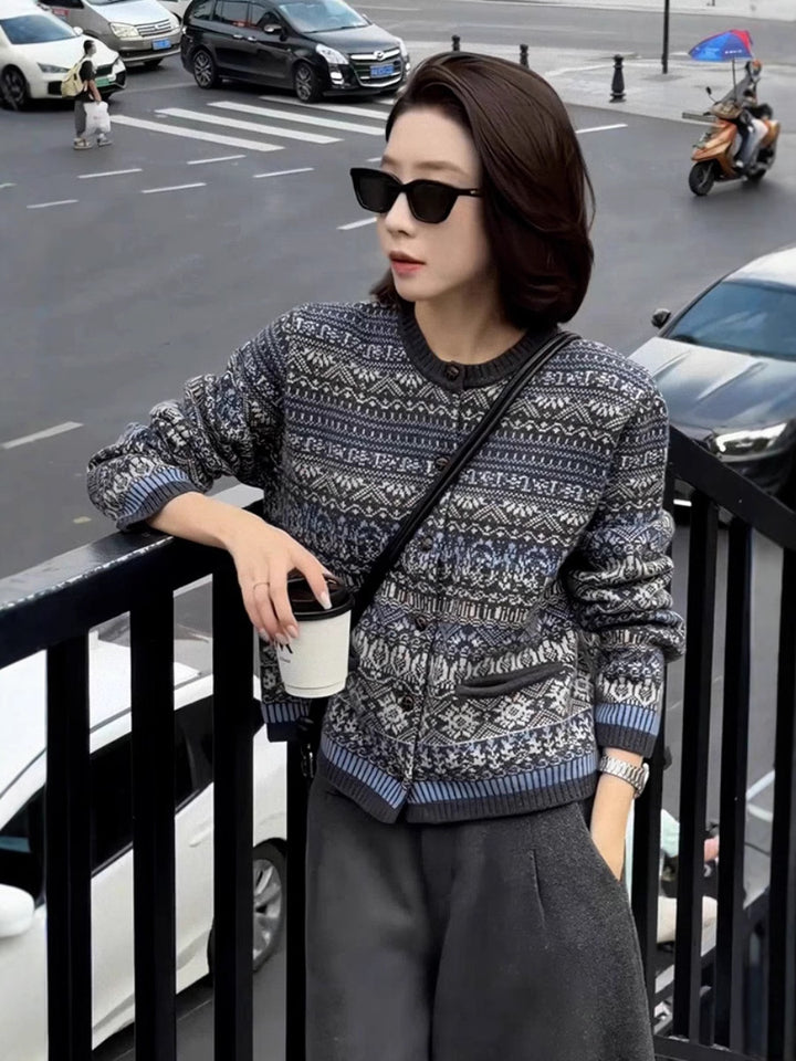 Ladies short jacket cardigan with jacquard pattern, ribbed cuffs and round neckline Mune Fashion