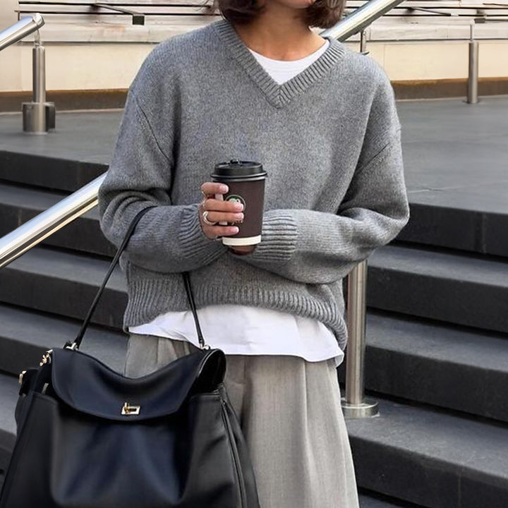 Women's oversized V-neck fine knit sweater with dropped shoulder, long kimono sleeves and wide ribbed trim Mune Fashion
