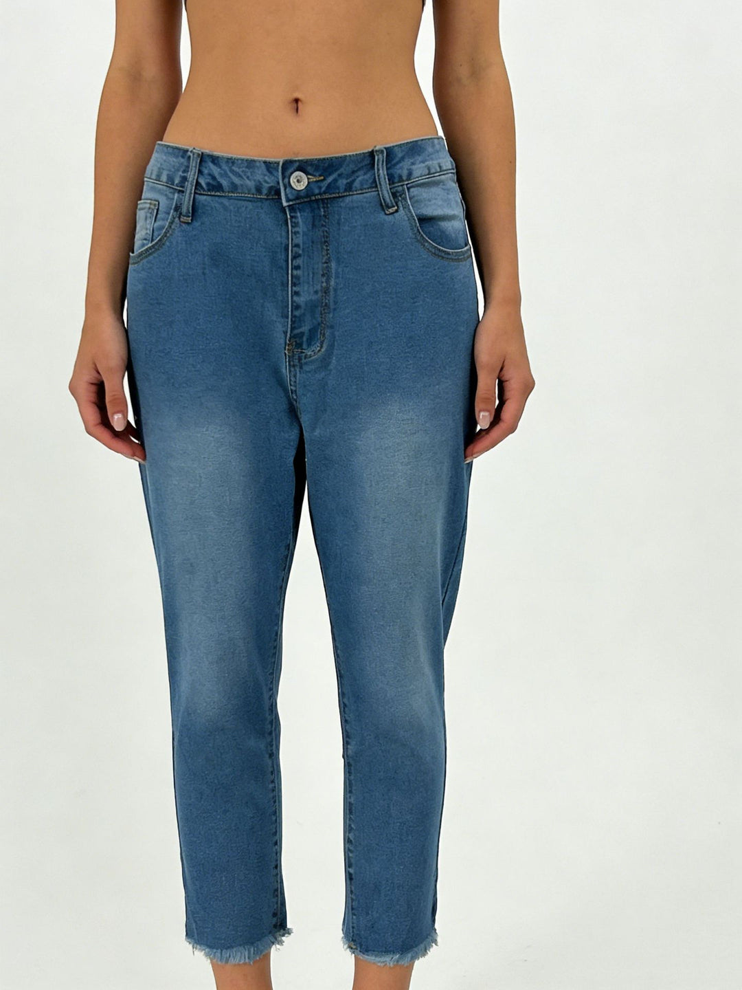 Women's narrow ankle-length jeans with raw fringe finish and mid-rise waist Mune Fashion