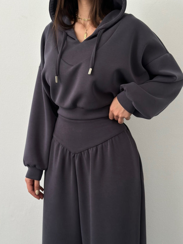 Women nan luxurious leisure set hoodie with V-neck detail and high-waisted culotte Mune Fashion