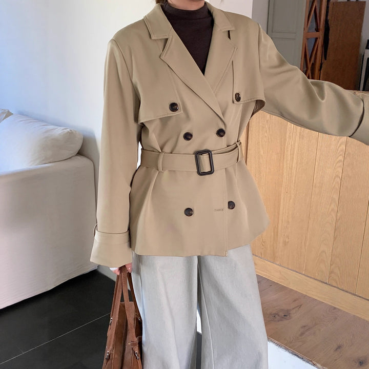 Women's short trench coat in oversized cut with double row and tie belt Mune Fashion