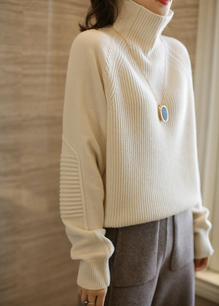 Women's turtleneck sweater made of fine ribbed knit with raglan sleeves and a relaxed silhouette Mune Fashion
