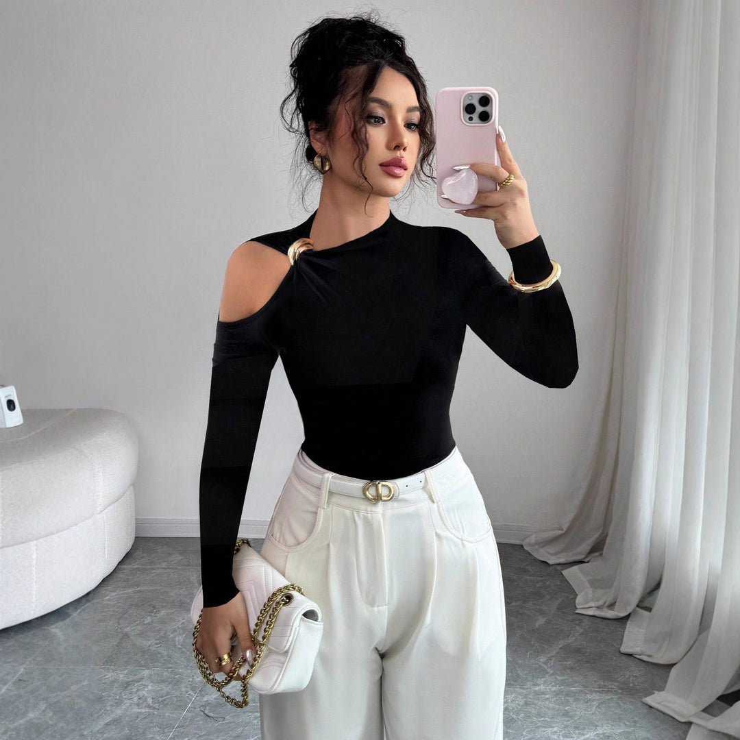 Women's one-sided cutout fitted long-sleeve top with decorative shoulder ring Mune Fashion