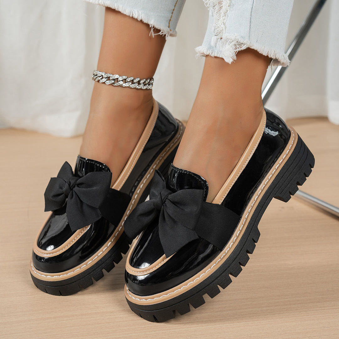 Women's patent loafers with a large fabric bow, contrasting frame seam and sturdy tractor sole Mune Fashion