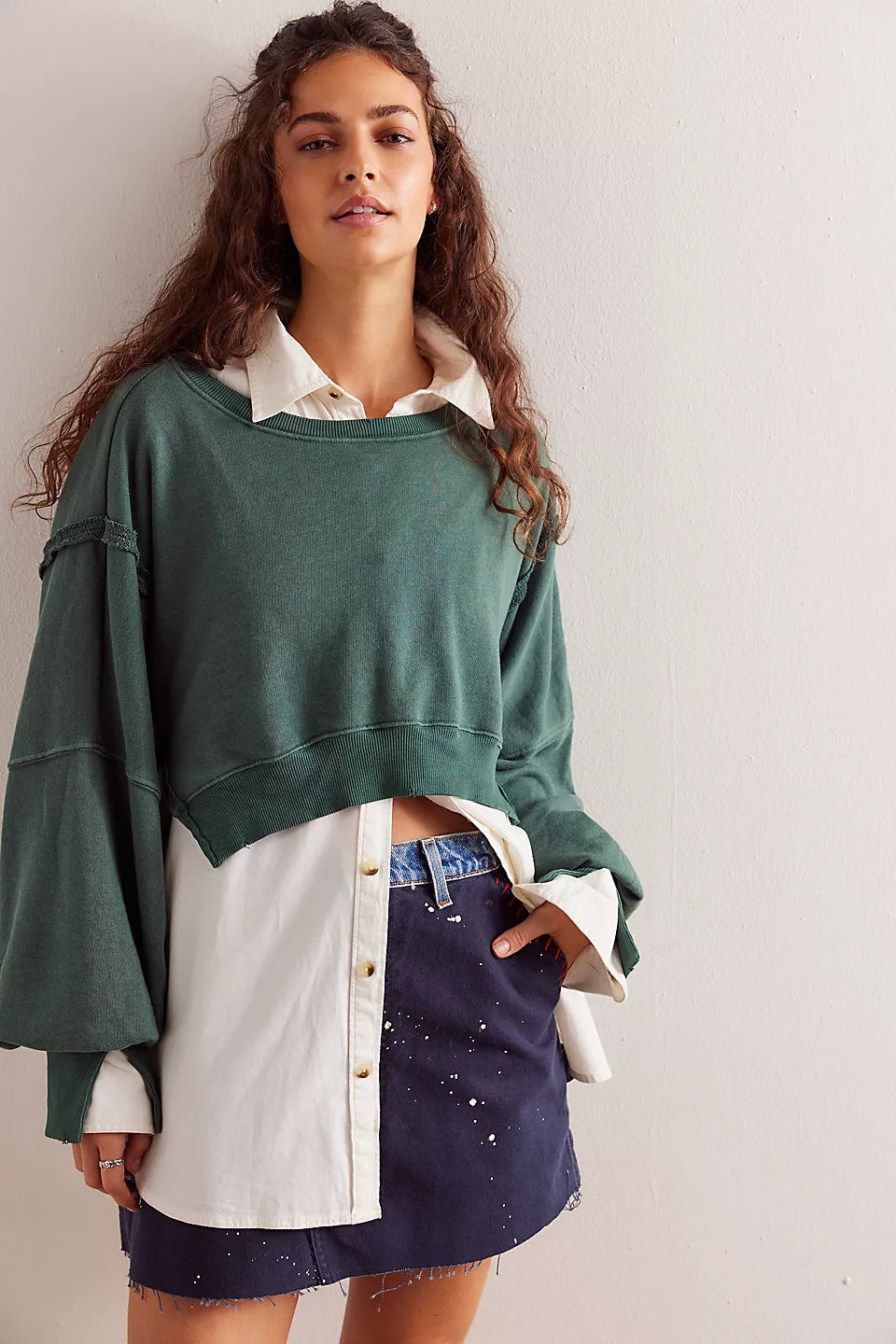 Women's cropped oversized sweatshirt with thumb hole, frayed hem, and wide raglan sleeves Mune Fashion