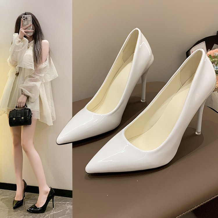 Women's patent pumps with pointed toe shape, slim stiletto, and cushioned comfort sole Mune Fashion