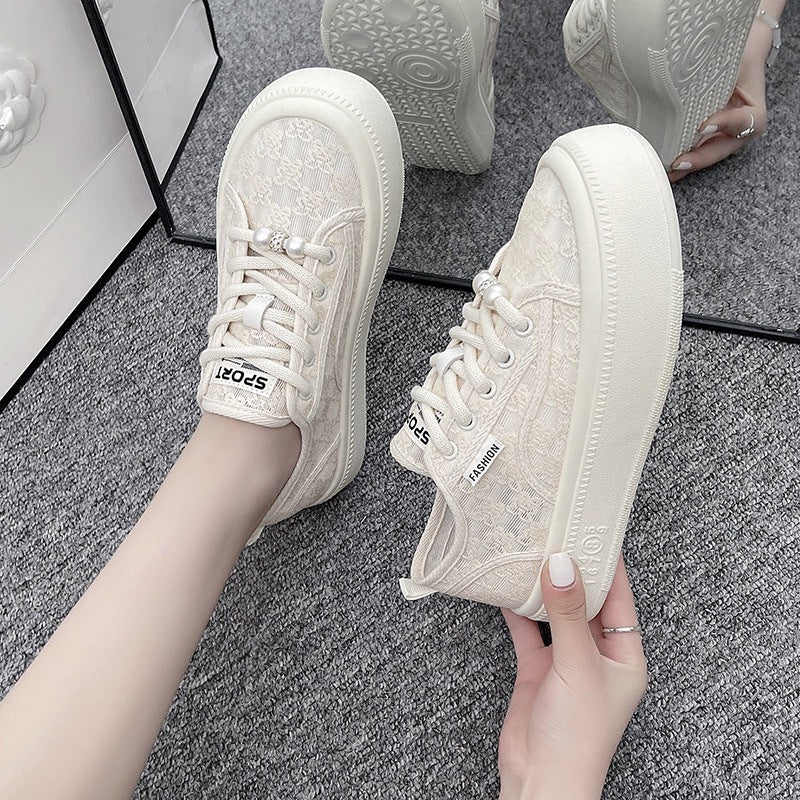Women's fashionable sneakers with trendy pearl lacing and durable rubber sole Mune Fashion