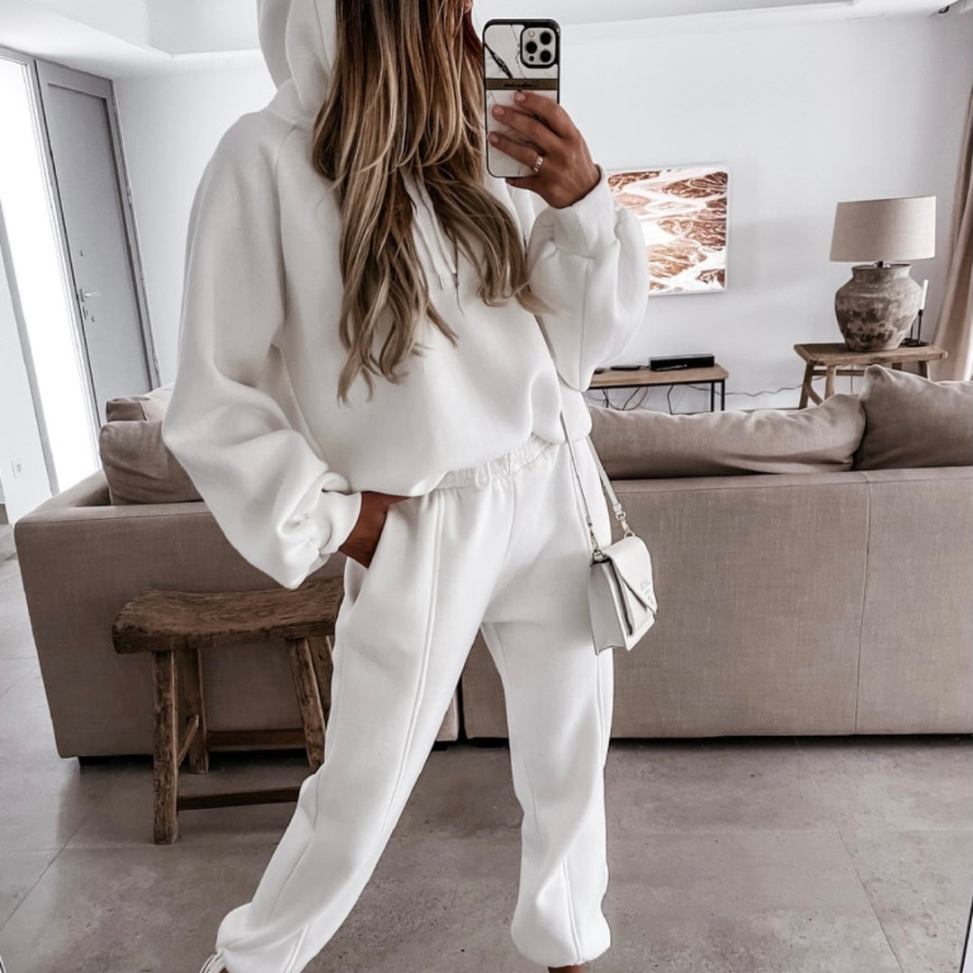 Women cozy lounge two-piece set with oversized hoodie, balloon sleeves, and tailored joggers Mune Fashion